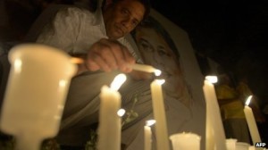 Sri Lankan journalists and well-wishers hold a candle light vigil at the location where journalist Lasantha Wickrematunge was shot dead