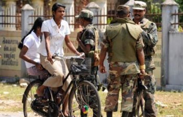 Jaffna: Entrace to  Uthayan Newspaper blocked by Military; work disrupted