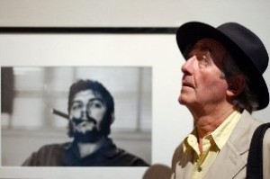 René Burri with his famous photo of Che Guevara in 2004 (Keystone)