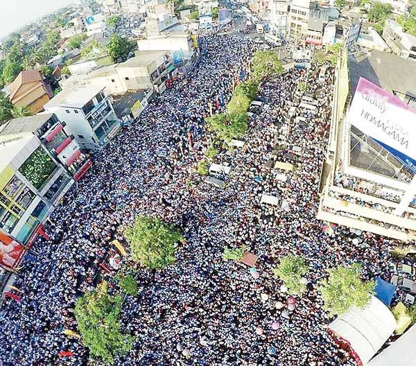 Huge crowd at   Nugegoda  (photo: Daily FT)