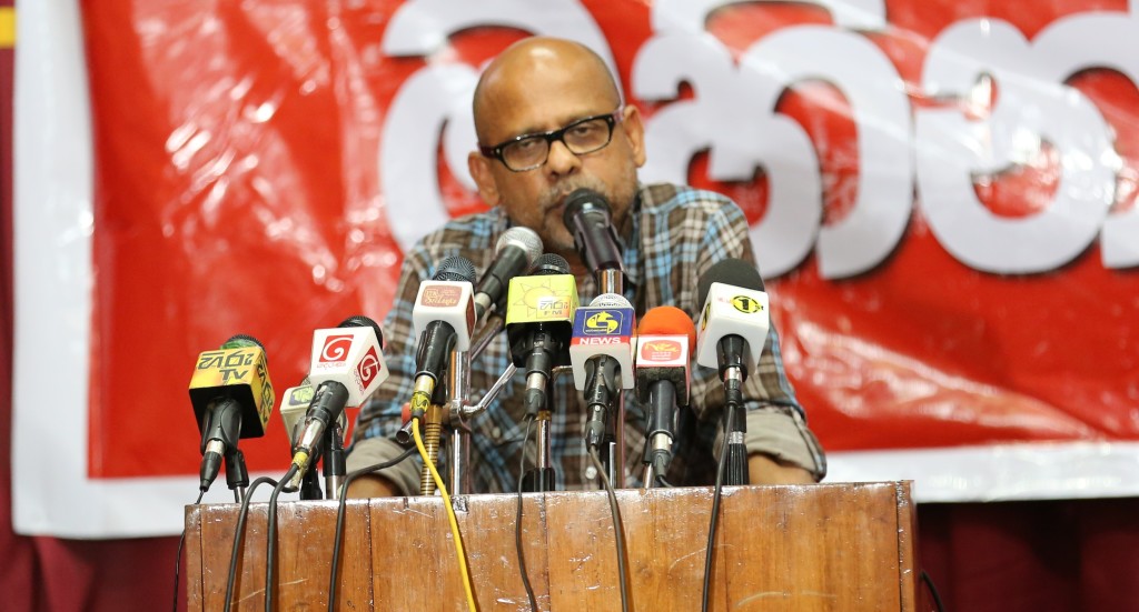 Gamini Viyangoda speaking at the meeting (c) s.deshapriya