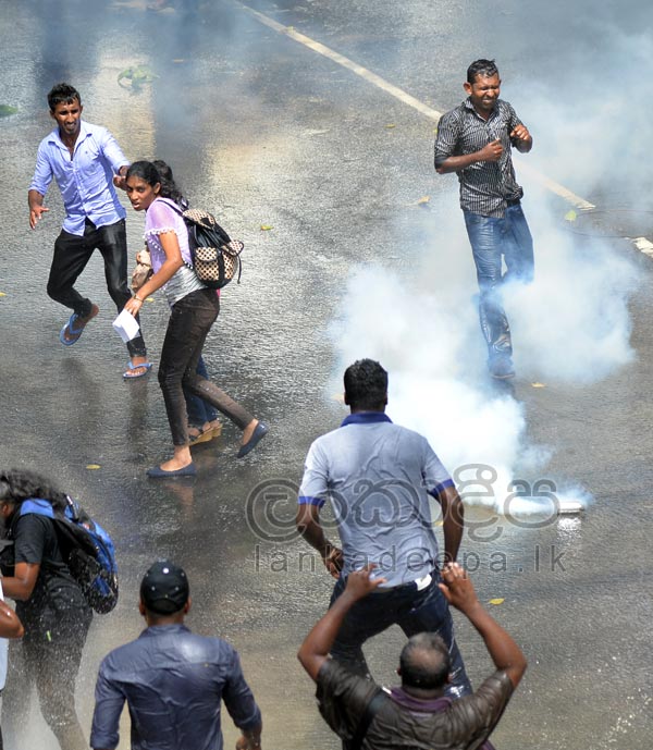 A Lankadeepa photo of the protest