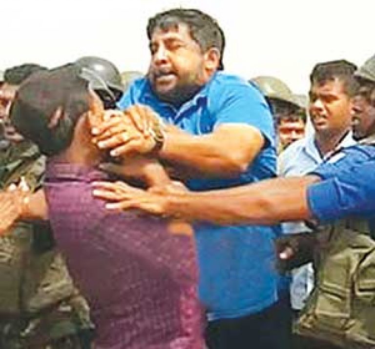 Sri Lanka: Journalists attacked by Navy Comander ‘waives investigation!