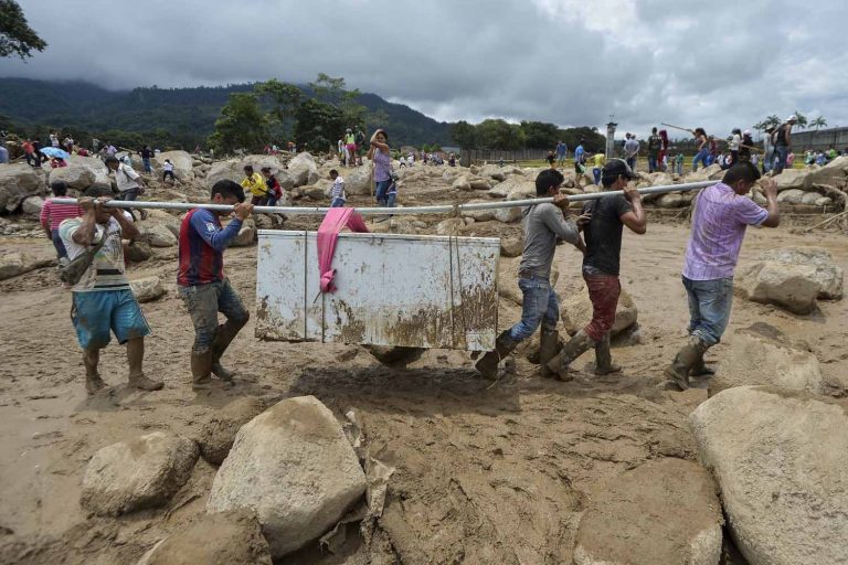 Photo Essay: The pain and sadness in the air; Covering the Colombian landslide