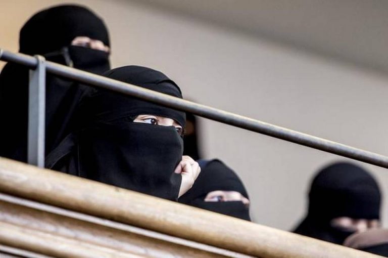 Sri Lankan parliamentary committee proposes immediate burqa ban.