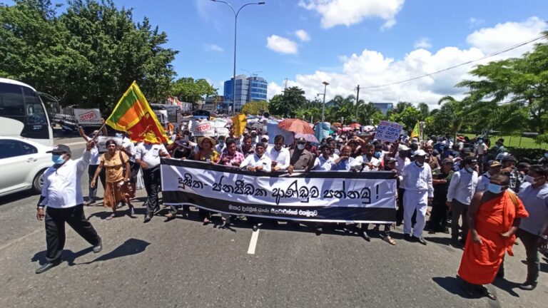 1000 TU led strike calling for immediate resignation of Rajapaksas brings the country to a standstill
