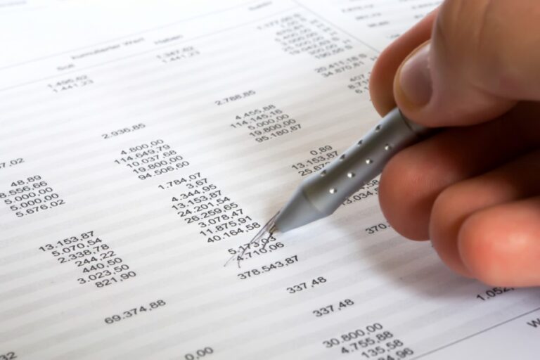 Sri Lanka: EC  limits expenses by presidential candidates to 109 LKR per voter; full amount  is 1.8 billion.